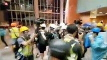 Manifestanti bloccano Hong Kong: le immagini dell'irruzione nel Parlamento