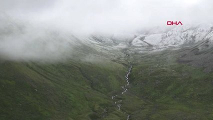 Rize'nin yaylalarına kar yağdı