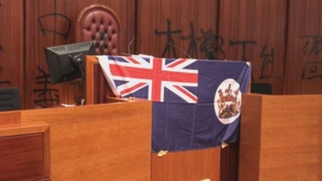Manifestantes entran en sede del Parlamento de Hong Kong tras derribar puerta