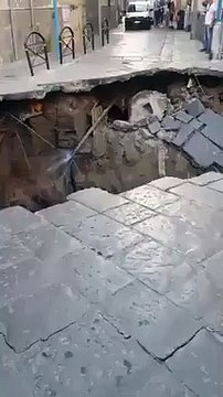 Casoria (NA) - Camion dei rifiuti finisce in una voragine. Sgomberati 7 palazzi (01.07.19)