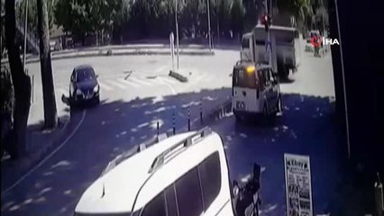 Kırmızı ışıkta geçen otomobil kaza yaptı, o anlar kameraya böyle yansıdı: 3 yaralı