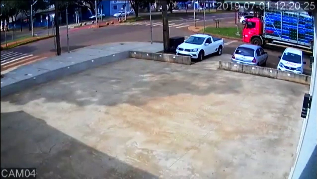 Câmera flagra batida entre motos no Bairro Country