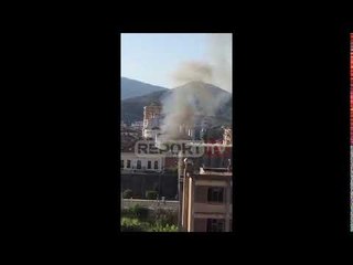 Bie zjarr në një banesë në Kalanë e Elbasanit, dy zjarrfikëse në luftë me flakët