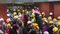 Manifestantes invadem Parlamento de Hong Kong