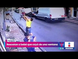 Un joven salva la vida a una niña de dos años que cae de un segundo piso | Noticias con Yuriria
