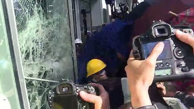 Manifestantes tentam entrar no Parlamento de Hong Kong