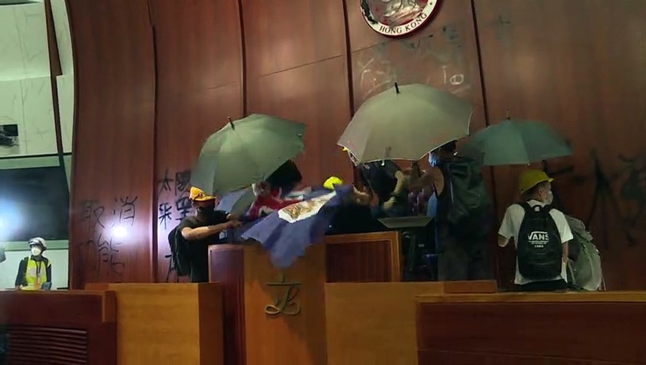 Hunderte Demonstranten besetzen vorübergehend Parlament in Hongkong
