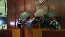 Hunderte Demonstranten besetzen vorübergehend Parlament in Hongkong