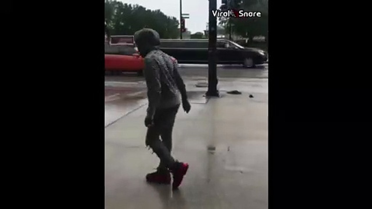 This Gotta Be The Cleanest Moon Walk I Ever Seen!