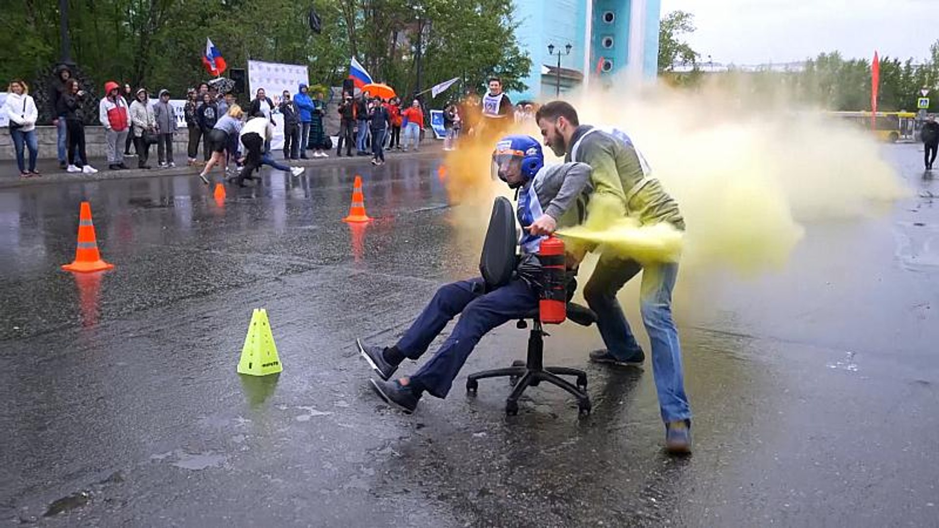 гонки на креслах в офисе