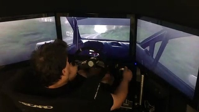 Un pilote de rallye joue à un jeu vidéo de rallye et c'est juste DINGUE