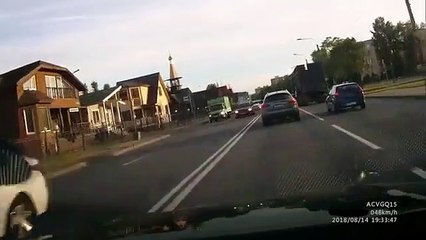Un motard vraiment chanceux... Sauvé par le karma