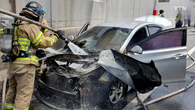 제2외곽순환고속도로 달리던 차량 화재...인명 피해 없어 / YTN