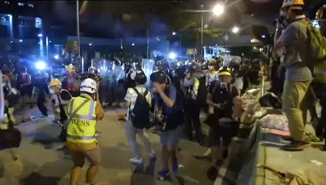 Choques entre las fuerzas de seguridad de Hong Kong y los manifestantes que han asaltado el Parlamento