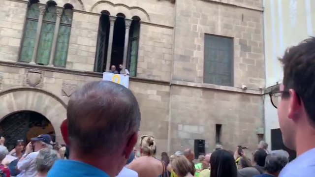 El alcalde de Lleida presencia la colocación del lazo amarillo