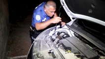 Polis aracın motoruna sıkışan yavru kediyi kurtardı - ADANA