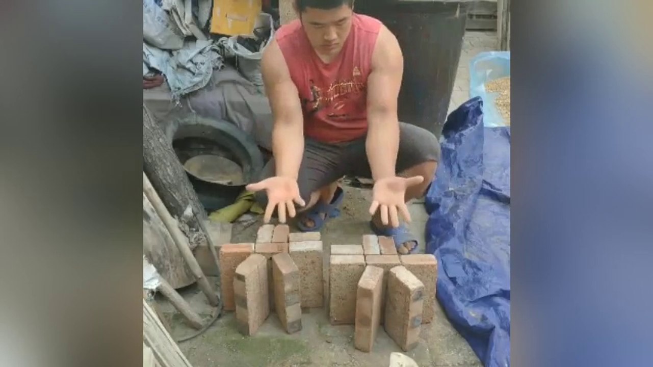 Un ouvrier parvient à soulever 16 briques avec ses doigts !