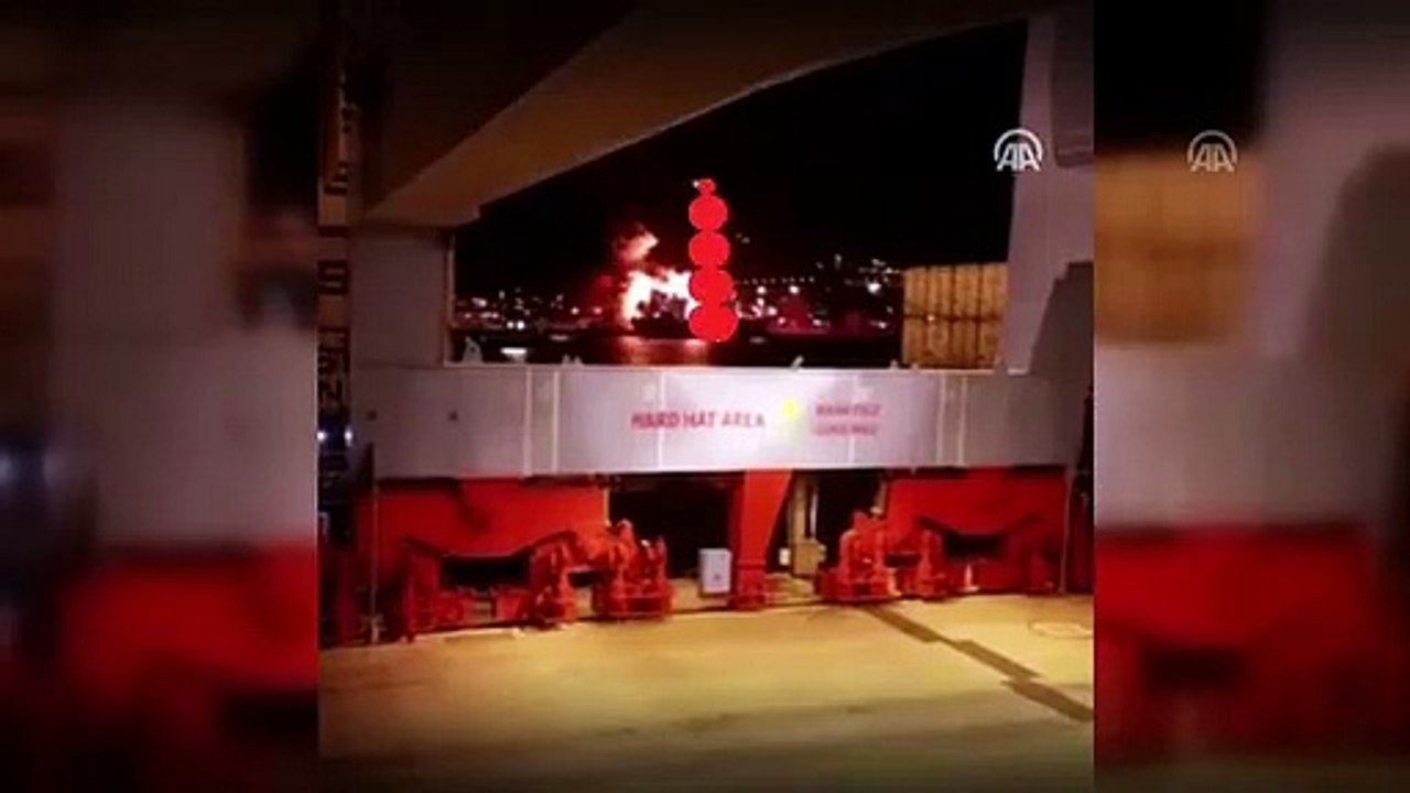 İzmir’de bir gemide patlama sonrası yangın çıktı
