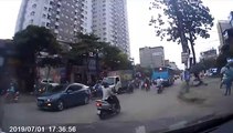 Xe điên tông hàng loạt xe máy và ô tô trên phố Hà Nội