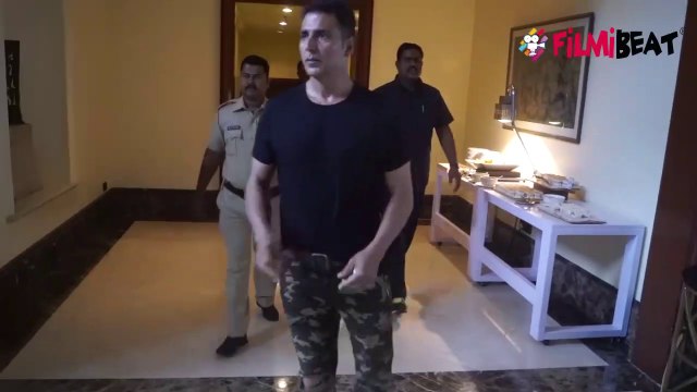 Akshay Kumar flies for London with Twinkle Khanna & daughter Nitara; Check Out | FilmiBeat