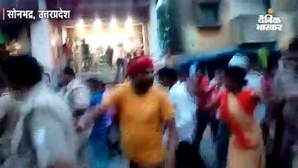 लोगों ने पुलिसवालों को पीटा