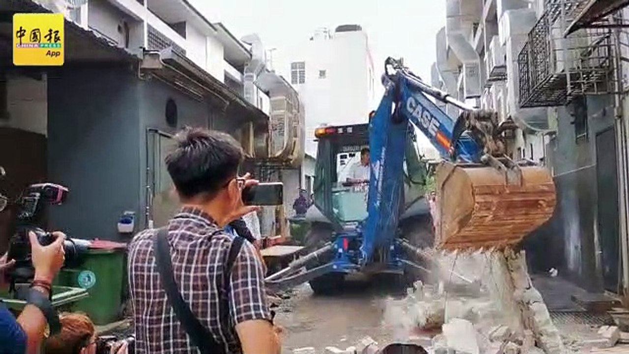 店铺违建  拆!