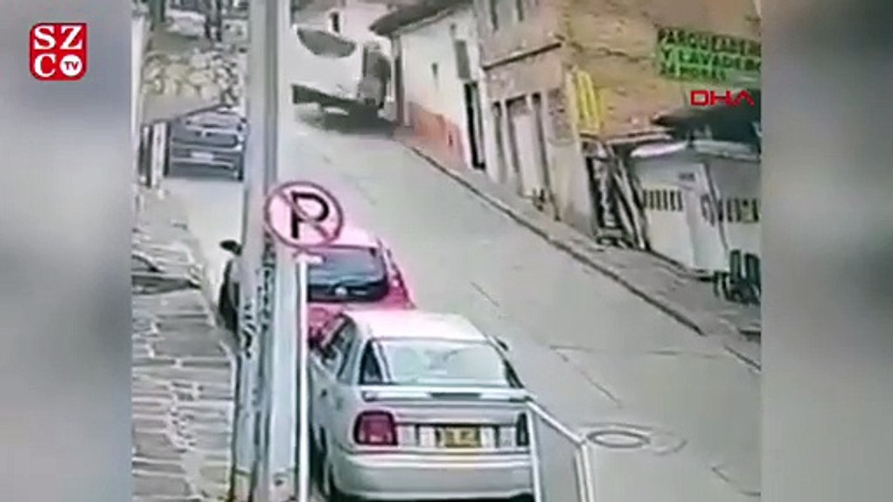 Fırlayan sürücü minibüsün altında kalmaktan son anda kurtuldu