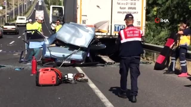 - Manisa'nın Turgutlu ilçesine bağlı Avşar Mahallesi İzmir-Ankara yolunda bir otomobilin tıra...