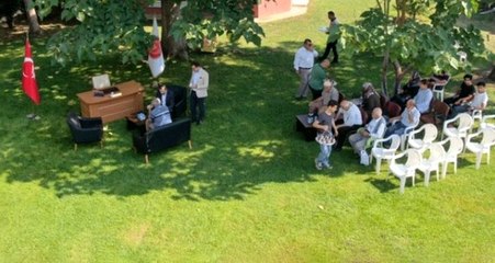 En şeffaf başkan! Makam odasını belediye bahçesine taşıdı