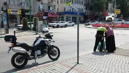 Trafik polisinden alkışlanacak hareket