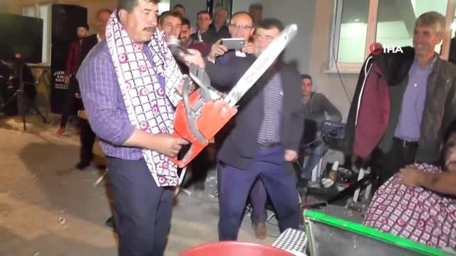 Damadı evleneceğine pişman ettiler... Köy düğününde motorlu testere ile tıraş