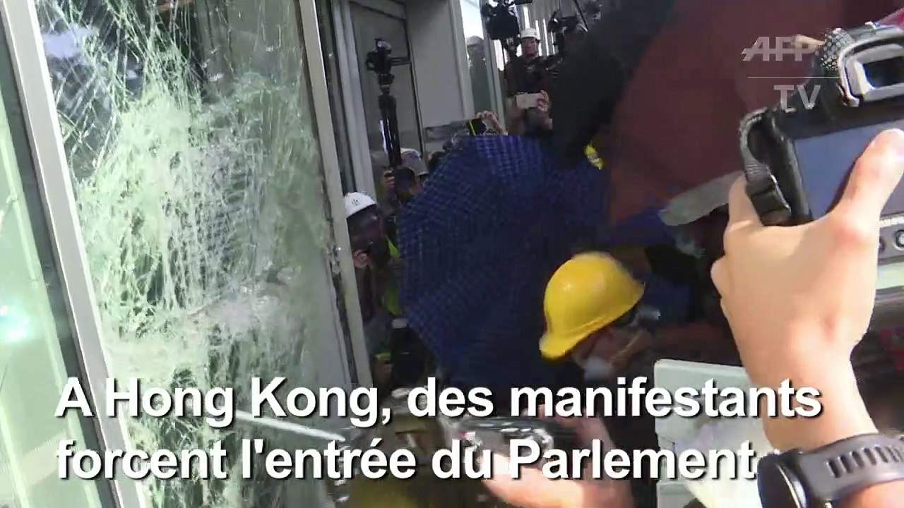 Hong Kong: les manifestants brisent les vitres du parlement