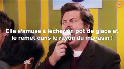 Elle s'amuse à lécher un pot de glace et le remet au rayon du magasin