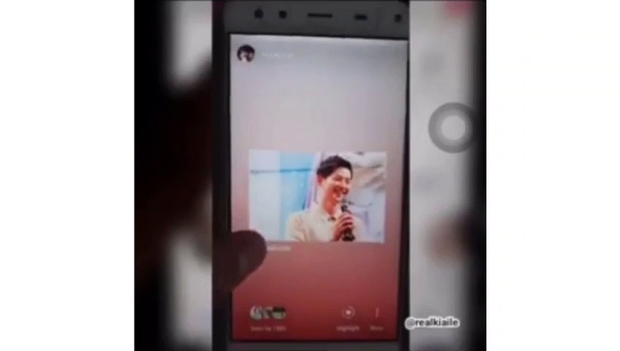 Song Hye Kyo xem ảnh của Song Joong Ki giữa tâm bão ly hôn