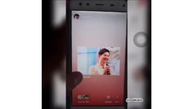 Song Hye Kyo xem ảnh của Song Joong Ki giữa tâm bão ly hôn