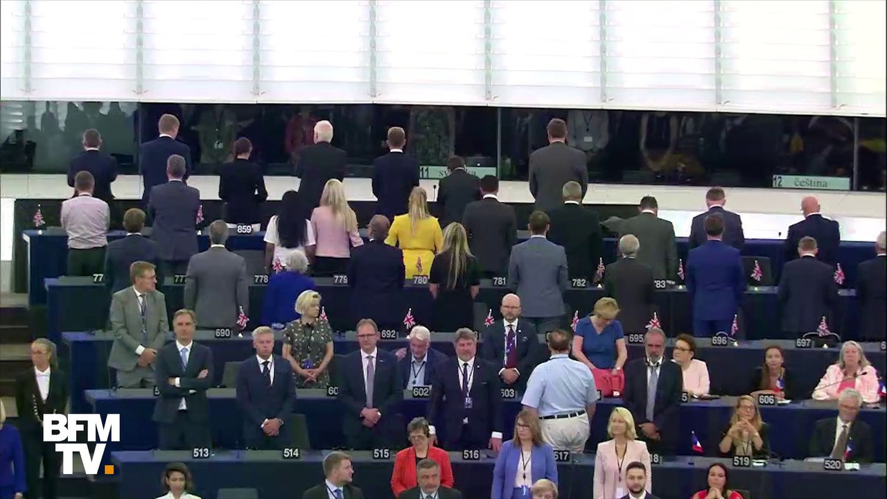 Les Britanniques du "Brexit Party" tournent le dos lors de l'hymne européen au Parlement, à Strasbourg