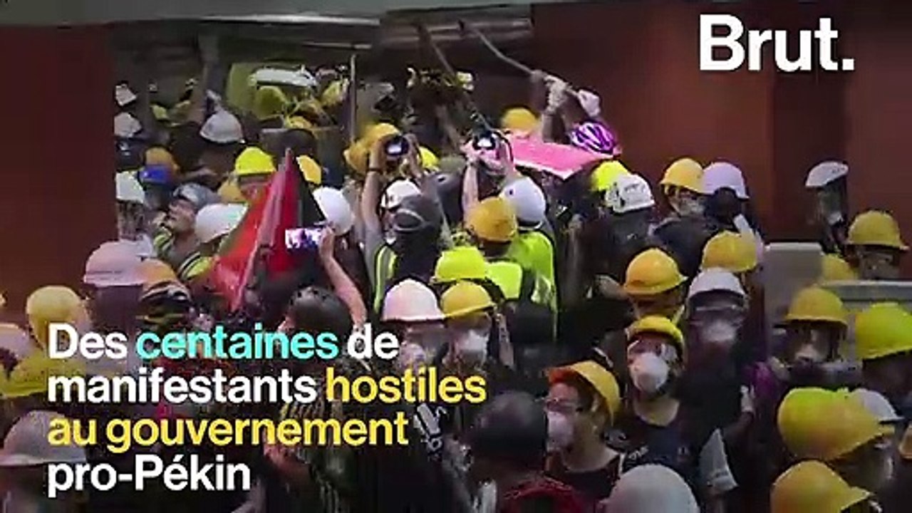Hong Kong : Des militants pro-démocratie font irruption dans le Parlement