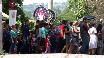 Emotiva despedida en El Salvador a migrante y su hija ahogados en río Bravo