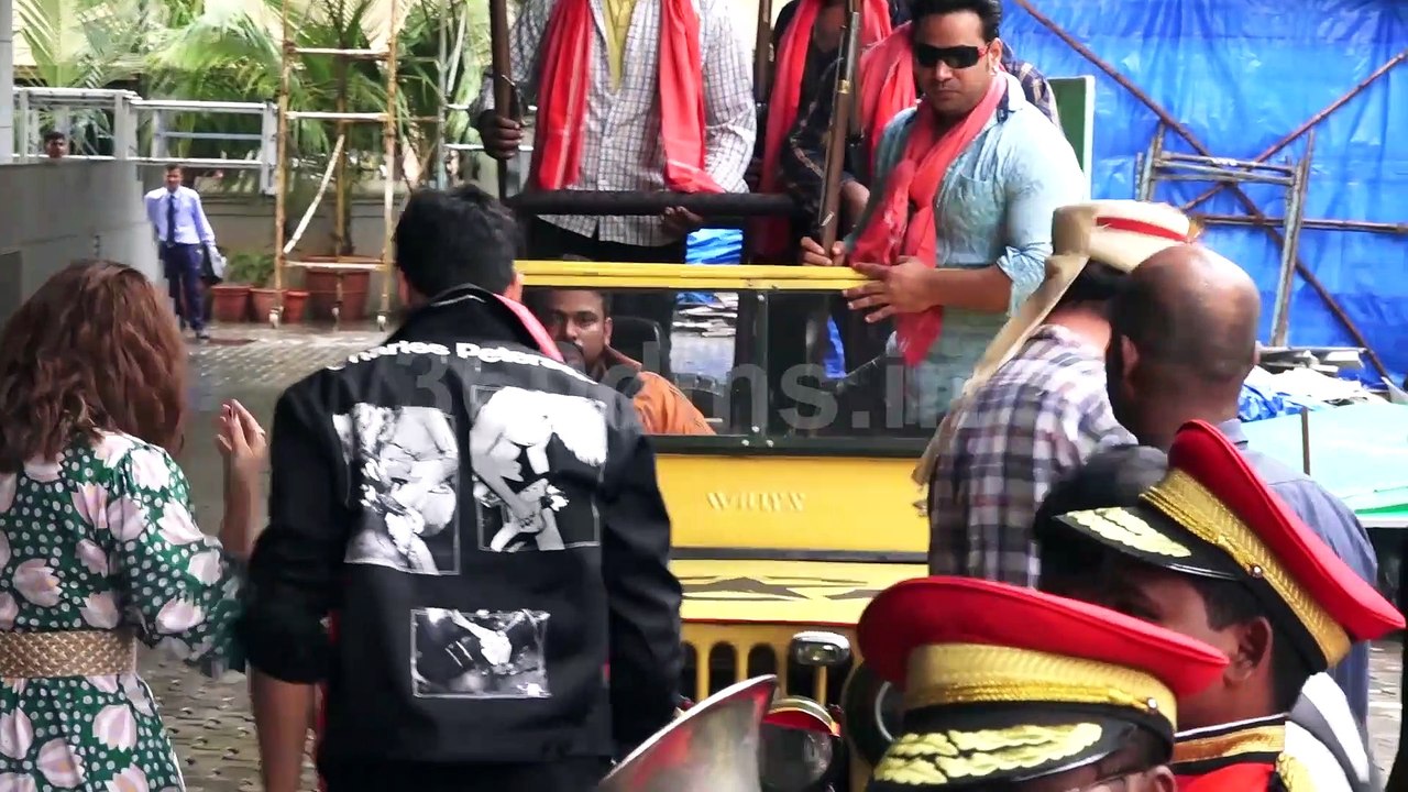 Sidharth and Parineeti Malhotra Grand Entry at Trailer Launch of Jabariya Jodi