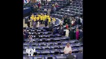 Des députés britanniques arrivent au Parlement européen avec des t-shirts 