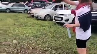 2 mecs atterrissent sur une voiture en parachute