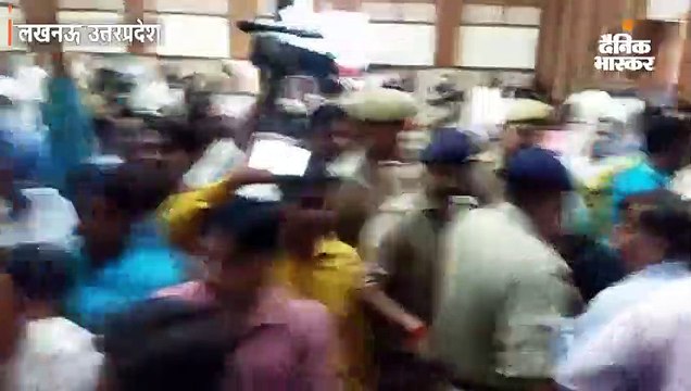 सीएम योगी के दफ्तर के बाहर हंगामा