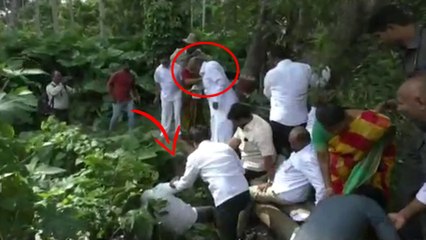 ನಗರ ಪ್ರದಕ್ಷಿಣೆ ವೇಳೆ ಸಚಿವರು ಕಾಲು ಜಾರಿದ ಘಟನೆ ನಡೆದಿದೆ.