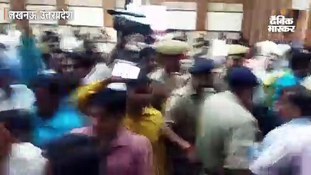 सीएम के दफ्तर के बाहर सचिवालय कर्मियों का प्रदर्शन, समीक्षा अधिकारी के साथ मारपीट से नाराज हैं कर्मचारी