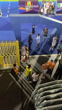 Retour aux vestiaires pour les Fennecs après la victoire 3-0 face à la Tanzanie !