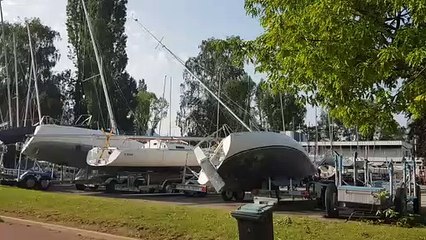 A Aix-les-Bains, les rafales de vent ont couché les bateaux du Grand Port et déraciné des arbres.