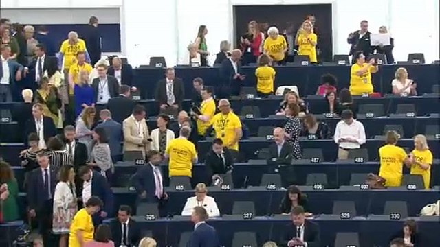 Freund und Feind von Brexit zeigen Flagge im EU-Parlament