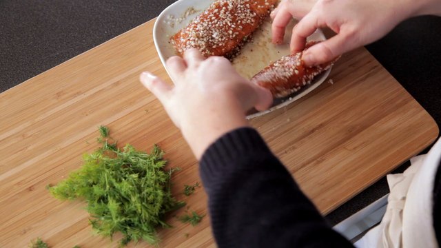 Réaliser un Gravlax de saumon, une spécialité scandinave