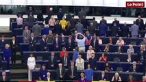 Les élus du Brexit Party tournent le dos au  parlement européen pendant l'hymne