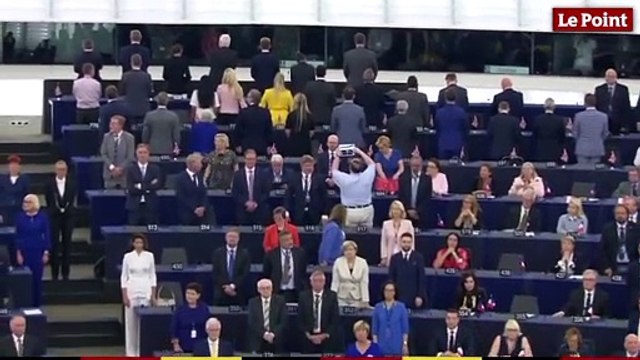 Les élus du Brexit Party tournent le dos au parlement européen pendant l'hymne
